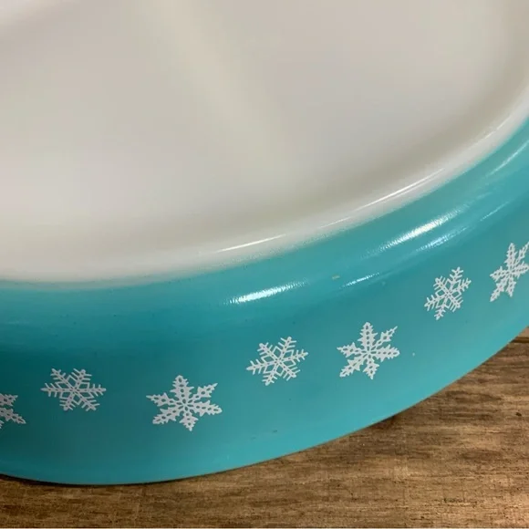 Vintage Pyrex Blue Snowflake Divided Casserole Dish - Picture 9 of 12